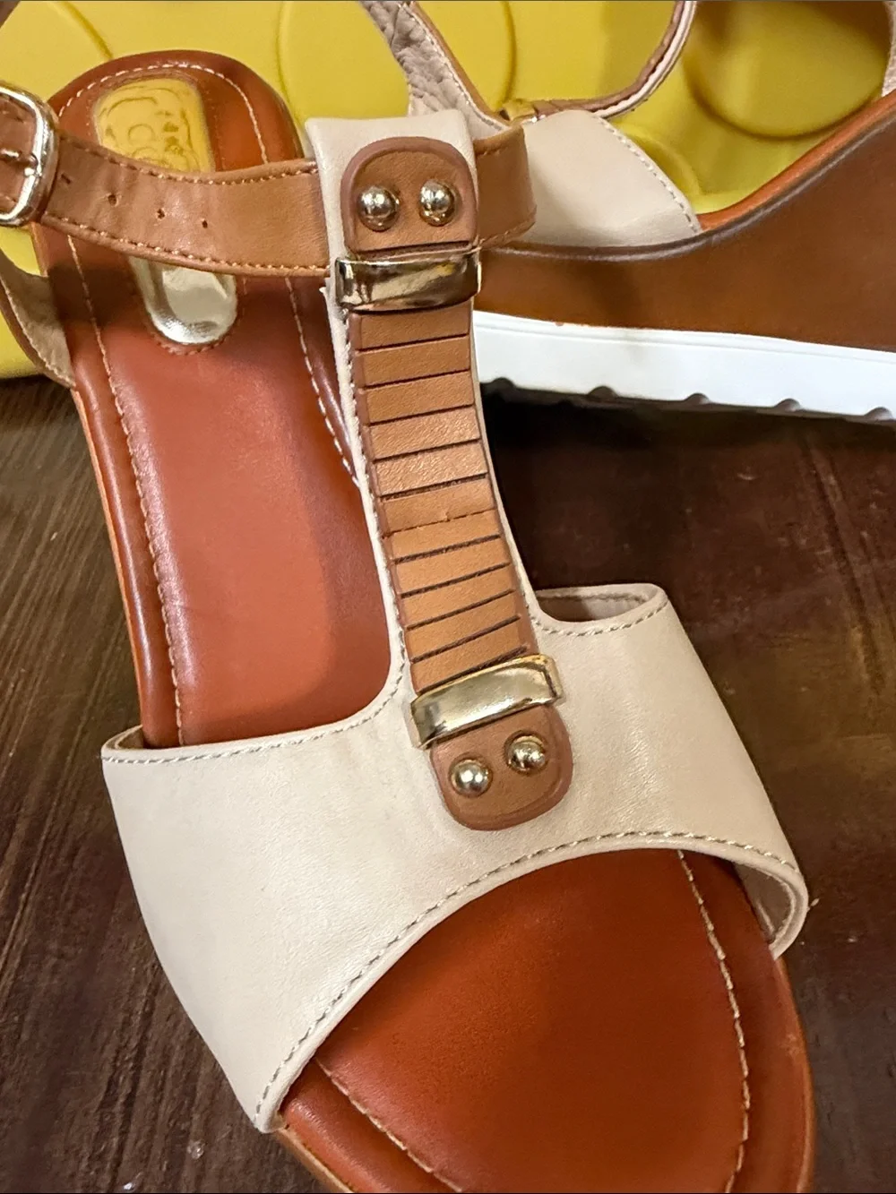 Godiva Women’s Tan and Cream Platform Wedge Sandals Size 10